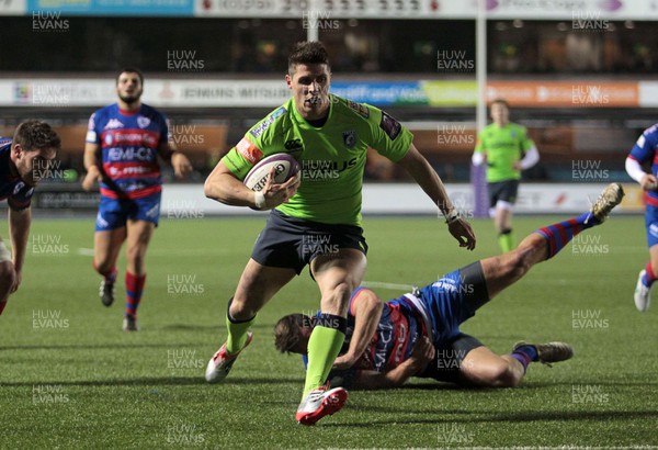 160115 - Cardiff Blues v Rovigo - European Rugby Challenge Cup - Richard Smith of Cardiff Blues scores a try