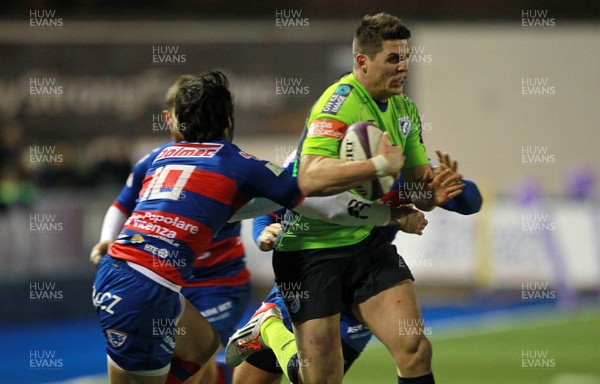 160115 - Cardiff Blues v Rovigo - European Rugby Challenge Cup - Richard Smith of Cardiff Blues breaks past Luciano Javier Rodriguez of Rovigo to score a try