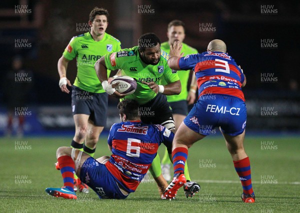 160115 - Cardiff Blues v Rovigo - European Rugby Challenge Cup - Manoa Vosawai of Cardiff Blues is tackled by Emiliano Caffini and Massimiliano Ravalle of Rovigo