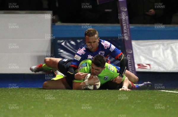 160115 - Cardiff Blues v Rovigo - European Rugby Challenge Cup - Richard Smith of Cardiff Blues scores a try