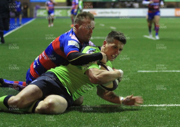 160115 - Cardiff Blues v FEMI-CZ Rugby Rovigo - European Rugby Challenge Cup -Richard Smith of The Blues goes over for a try