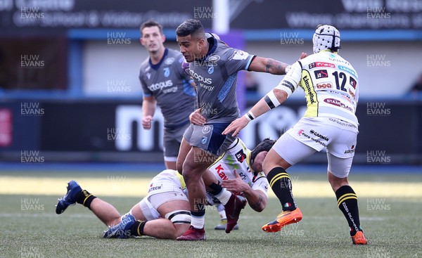 180120 - Cardiff Blues v Rugby Calvisano - European Rugby Challenge Cup - Rey Lee-Lo of Cardiff Blues is tackled by Nardo Casolari and Damiano Mazza of Calvisano