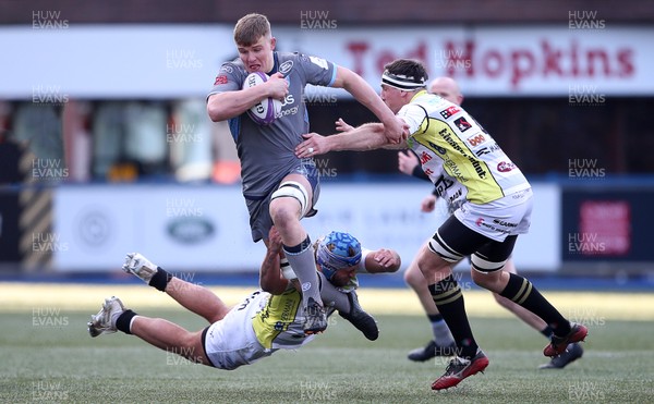180120 - Cardiff Blues v Rugby Calvisano - European Rugby Challenge Cup - Shane Lewis-Hughes of Cardiff Blues is tackled by Antoine Koffi and Adam Wessels of Calvisano