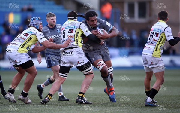 180120 - Cardiff Blues v Rugby Calvisano - European Rugby Challenge Cup - Filo Paulo of Cardiff Blues is tackled by Davide Zanetti of Calvisano