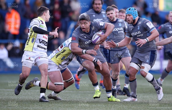 180120 - Cardiff Blues v Rugby Calvisano - European Rugby Challenge Cup - Nick Williams of Cardiff Blues is tackled by Antoine Koffi of Calvisano