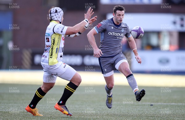 180120 - Cardiff Blues v Rugby Calvisano - European Rugby Challenge Cup - Jason Tovey of Cardiff Blues chips the ball over