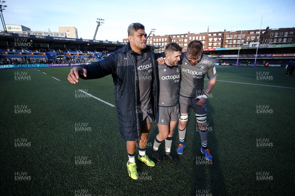 180120 - Cardiff Blues v Rugby Calvisano - European Rugby Challenge Cup - Nick Williams with Lewis Jones and Macauley Cook of Cardiff Blues at full time