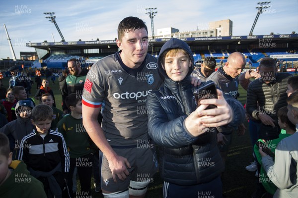 180120 - Cardiff Blues v Rugby Calvisano - European Rugby Challenge Cup - Seb Davies of Cardiff Blues takes a selfie with a fan