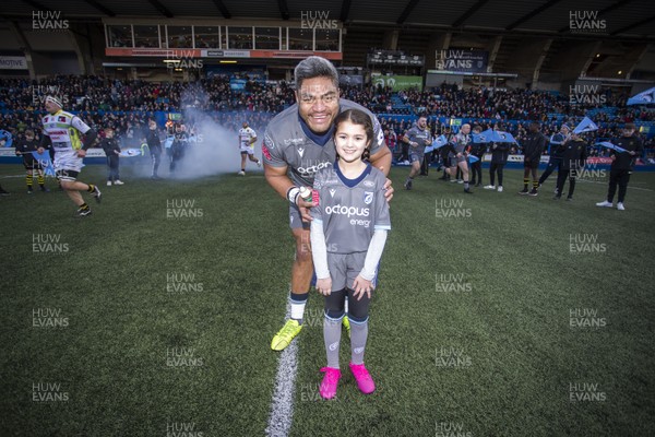 180120 - Cardiff Blues v Rugby Calvisano - European Rugby Challenge Cup - Nick Williams of Cardiff Blues with mascot