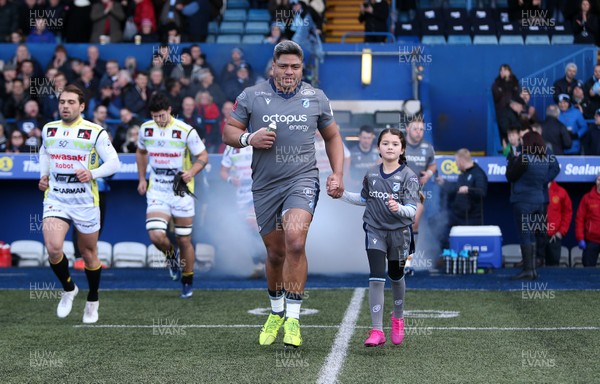 180120 - Cardiff Blues v Rugby Calvisano - European Rugby Challenge Cup - Nick Williams of Cardiff Blues with mascot
