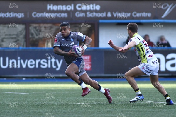 180120 - Cardiff Blues v Rugby Calvisano - European Rugby Challenge Cup - Rey Lee Lo of Cardiff Blues takes on Fedrerico Consoli of Rugby Calvisano 