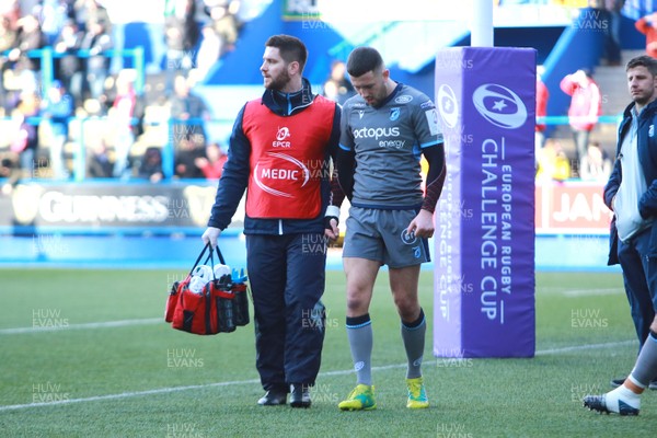 180120 - Cardiff Blues v Rugby Calvisano - European Rugby Challenge Cup - Aled Summerhill of Cardiff Blues limps from the field with an injury