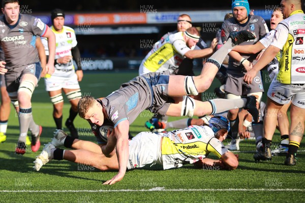 180120 - Cardiff Blues v Rugby Calvisano - European Rugby Challenge Cup - Shane Lewis Hughes of Cardiff Blues scores a try