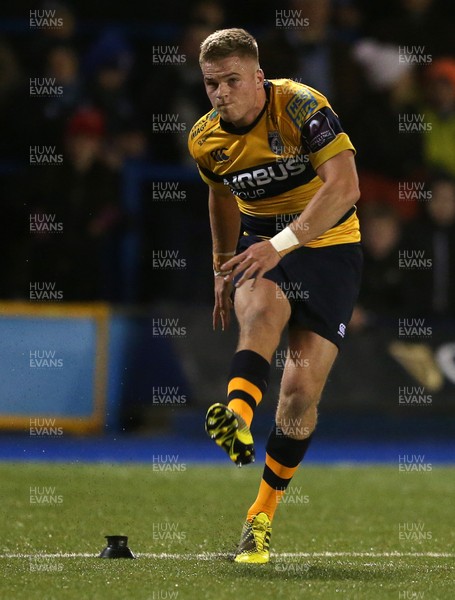 220116 - Cardiff Blues v Rugby Calvisano - European Rugby Challenge Cup - Gareth Anscombe of Cardiff Blues kicks