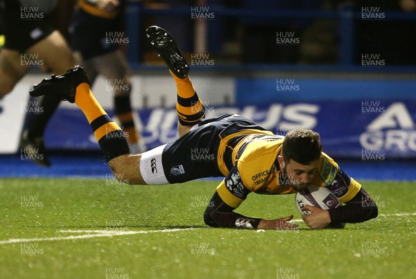 220116 - Cardiff Blues v Rugby Calvisano - European Rugby Challenge Cup - Aled Summerhill of Cardiff Blues scores a try