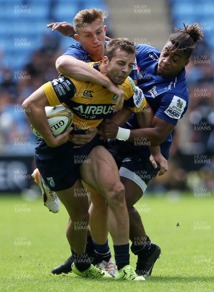 070816 - Singha Premiership Rugby 7s Series Final - Quarter Final - Cardiff Blues v Sale Sharks - James Beale of Cardiff Blues is tackled by Nick Scott and Paolo Odogwu of Sale