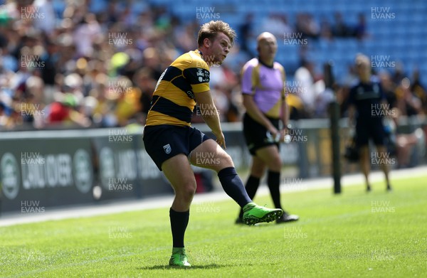 070816 - Singha Premiership Rugby 7s Series Final - Quarter Final - Cardiff Blues v Sale Sharks - Ethan Davies of Cardiff Blues kicks