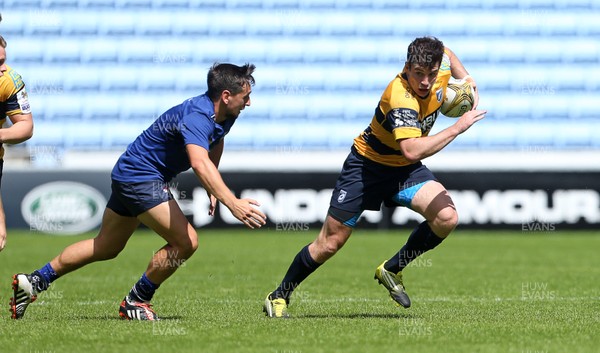 070816 - Singha Premiership Rugby 7s Series Final - Quarter Final - Cardiff Blues v Sale Sharks - Owen Jenkins of Cardiff Blues goes past James Mitchell of Sale to score a try