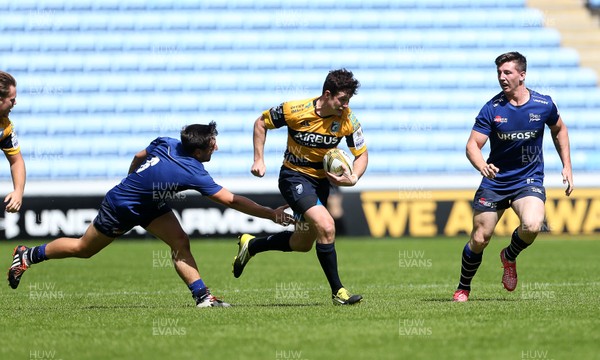 070816 - Singha Premiership Rugby 7s Series Final - Quarter Final - Cardiff Blues v Sale Sharks - Owen Jenkins of Cardiff Blues goes past James Mitchell of Sale to score a try