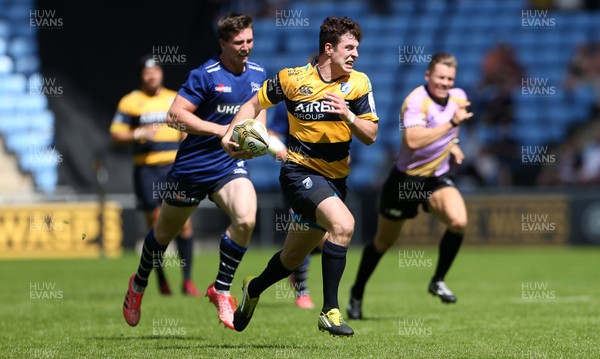 070816 - Singha Premiership Rugby 7s Series Final - Quarter Final - Cardiff Blues v Sale Sharks - Owen Jenkins of Cardiff Blues runs in to score a try