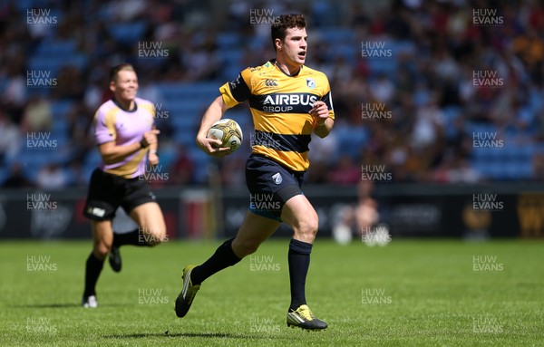 070816 - Singha Premiership Rugby 7s Series Final - Quarter Final - Cardiff Blues v Sale Sharks - Owen Jenkins of Cardiff Blues runs in to score a try