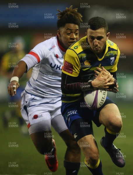 171217 - Cardiff Blues v Sale Sharks, European Challenge Cup - Aled Summerhill of Cardiff Blues tries to collect the ball under pressure from Paolo Odogwu of Sale Sharks