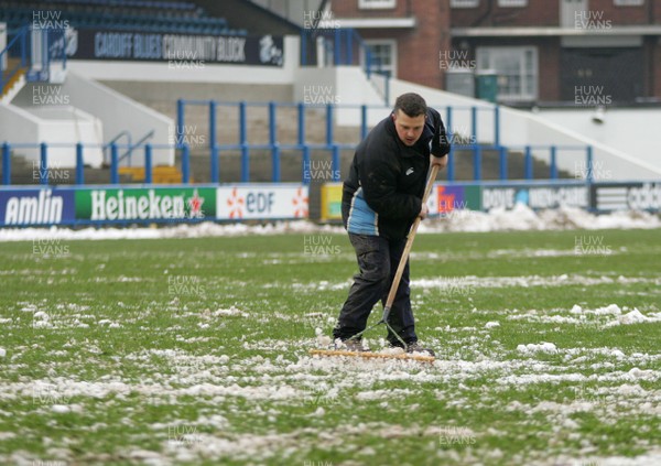 190113 Cardiff Blues v Sale Sharks - Heineken Cup -Blues' supporters and ground staff put the finishing touches to The pitch to make it playable