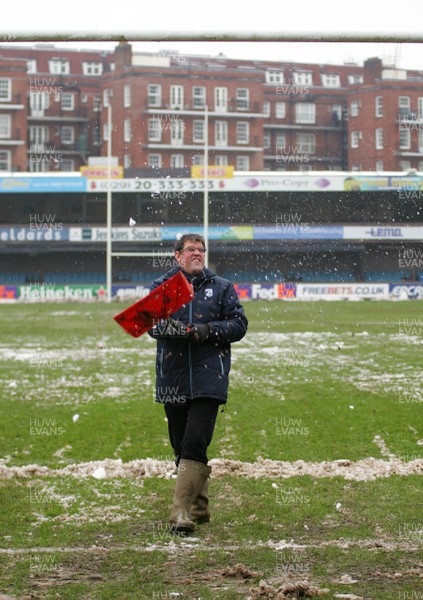 190113 Cardiff Blues v Sale Sharks - Heineken Cup -Blues' Chief executive Richard Holland joins supporters and ground staff put the finishing touches to The pitch to make it playable