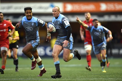 151218 - Cardiff Blues v Saracens - European Rugby Champions Cup - Dan Fish of Cardiff Blues runs in to score try