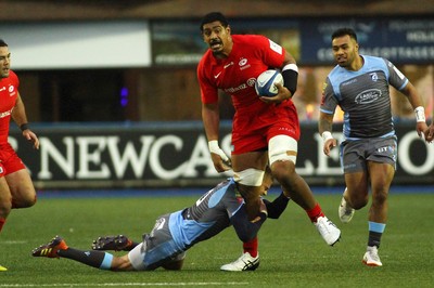 151218 - Cardiff Blues v Saracens - European Rugby Champions Cup - Will Skelton of Saracens takes on Gareth Anscombe of Cardiff Blues