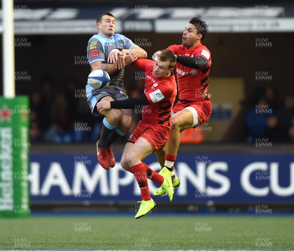 151218 - Cardiff Blues v Saracens - European Rugby Champions Cup - Garyn Smith of Cardiff Blues competes for high ball with Nick Tompkins and Sean Maitland of Saracens