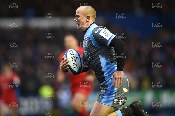 151218 - Cardiff Blues v Saracens - European Rugby Champions Cup - Dan Fish of Cardiff Blues runs in to score try