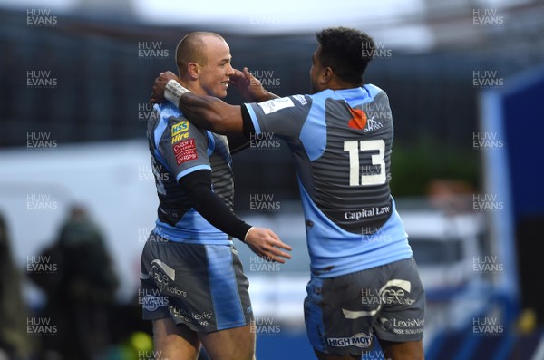 151218 - Cardiff Blues v Saracens - European Rugby Champions Cup - Dan Fish of Cardiff Blues celebrates scoring try with Rey Lee-Lo