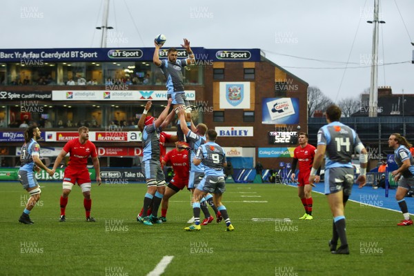151218 - Cardiff Blues v Saracens - European Rugby Champions Cup - Josh Turnbull of Cardiff Blues wins line out ball 