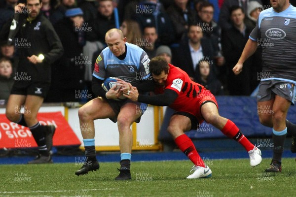 151218 - Cardiff Blues v Saracens - European Rugby Champions Cup - Dan Fish of Cardiff Blues takes a high ball under pressure from Alex Goode of Saracens