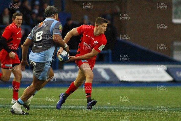 151218 - Cardiff Blues v Saracens - European Rugby Champions Cup - Owen Farrell of Saracens spreads the ball wide