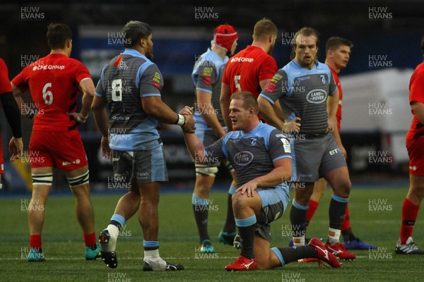 151218 - Cardiff Blues v Saracens - European Rugby Champions Cup - Nick Williams of Cardiff Blues gives Rhys Gil a hand