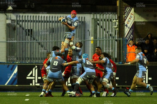 151218 - Cardiff Blues v Saracens - European Rugby Champions Cup - Seb Davies of Cardiff Blues takes line out ball
