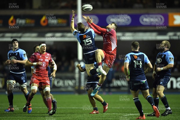 030120 - Cardiff Blues v Scarlets - Guinness PRO14 - Hallam Amos of Cardiff Blues and Steff Evans of Scarlets compete for high ball