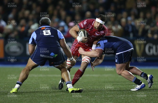 030120 - Cardiff Blues v Scarlets, Guinness PRO14 - Aaron Shingler of Scarlets takes on Rhys Gill of Cardiff Blues and Nick Williams of Cardiff Blues