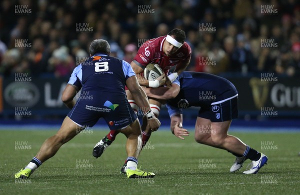 030120 - Cardiff Blues v Scarlets, Guinness PRO14 - Aaron Shingler of Scarlets takes on Rhys Gill of Cardiff Blues and Nick Williams of Cardiff Blues