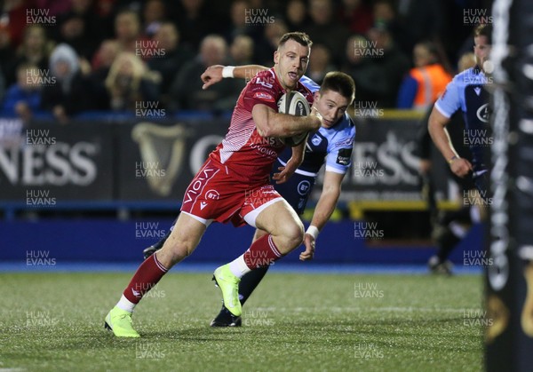 030120 - Cardiff Blues v Scarlets, Guinness PRO14 - Gareth Davies of Scarlets gets past Josh Adams of Cardiff Blues as he races in to score try