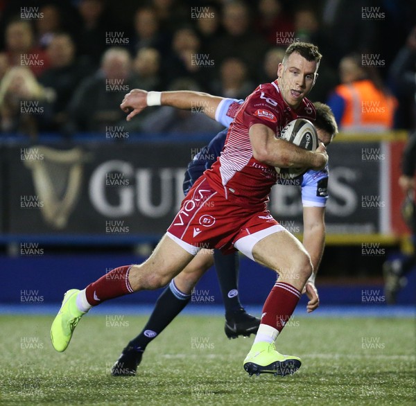 030120 - Cardiff Blues v Scarlets, Guinness PRO14 - Gareth Davies of Scarlets gets past Josh Adams of Cardiff Blues as he races in to score try