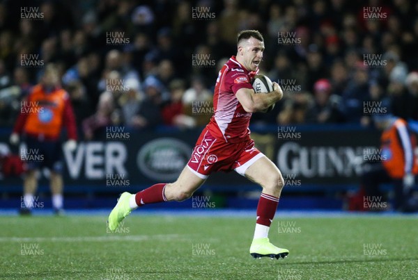030120 - Cardiff Blues v Scarlets, Guinness PRO14 - Gareth Davies of Scarlets races away to score try