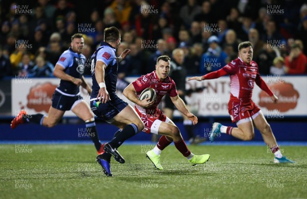 030120 - Cardiff Blues v Scarlets, Guinness PRO14 - Gareth Davies of Scarlets looks to cut inside Josh Adams of Cardiff Blues as he races away to score try
