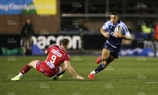 030120 - Cardiff Blues v Scarlets, Guinness PRO14 - Ben Thomas of Cardiff Blues gets past Gareth Davies of Scarlets