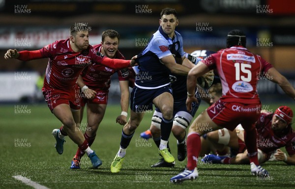 030120 - Cardiff Blues v Scarlets, Guinness PRO14 - Tomos Williams of Cardiff Blues takes on Steff Evans of Scarlets and Leigh Halfpenny of Scarlets