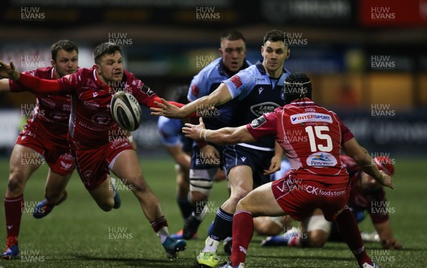 030120 - Cardiff Blues v Scarlets, Guinness PRO14 - Tomos Williams of Cardiff Blues takes on Steff Evans of Scarlets and Leigh Halfpenny of Scarlets