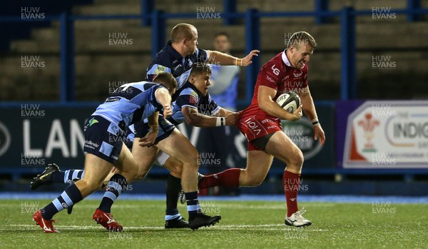 041019 - Cardiff Blues A v Scarlets A - Celtic Cup - Jonathan Evans of Scarlets is caught by Jamie Hill of Cardiff Blues