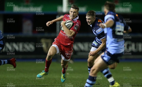 041019 - Cardiff Blues A v Scarlets A - Celtic Cup - Morgan Williams of Scarlets makes a break 